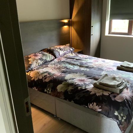 Small,Smart,Tidy 2 Bed Apartment Голвей Екстер'єр фото