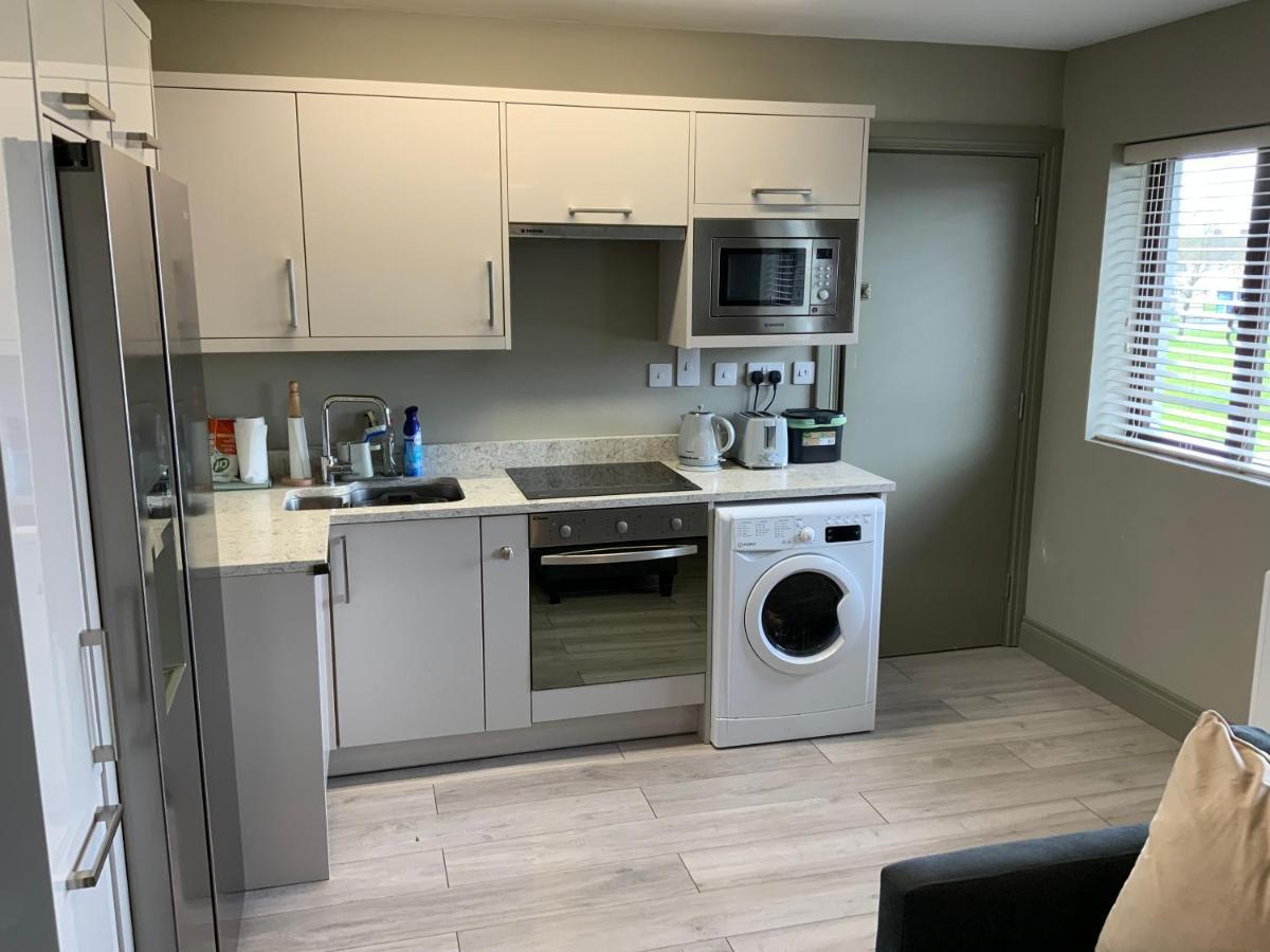 Small,Smart,Tidy 2 Bed Apartment Голвей Екстер'єр фото